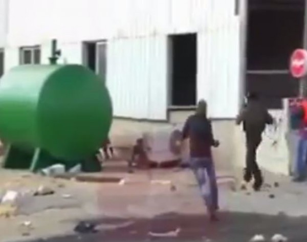 لقطة لهروب أحد الجنود الإسرائيلين في المواجهات بتعليق رياضي مضحك