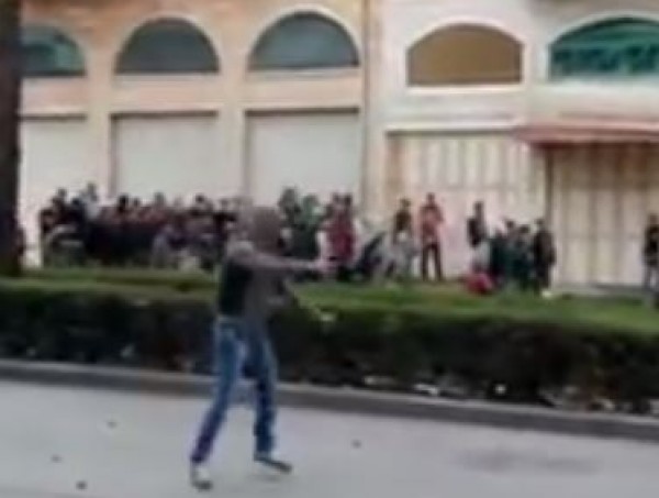 شاب يرقص ويمارس الجمباز خلال المواجهات الدائرة في مدينة الخليل