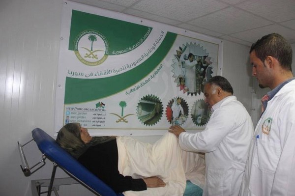 العيادات التخصصية السعودية تعيد الامل لسيدة سورية مسنة في مخيم الزعتري بعد اصابتها بمرض السرطان