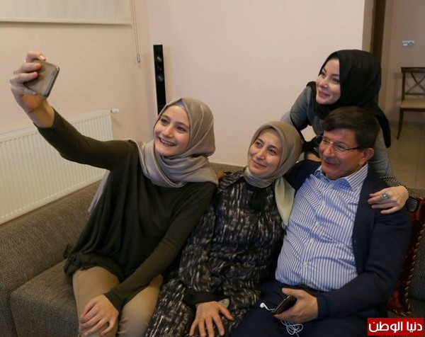 صورة "سيلفي" عائلية لرئيس الوزراء التركي أحمد داود أوغلو وعقيلته وابنتيهما بعد فوز حزب العدالة والتنمية في الانتخابات
