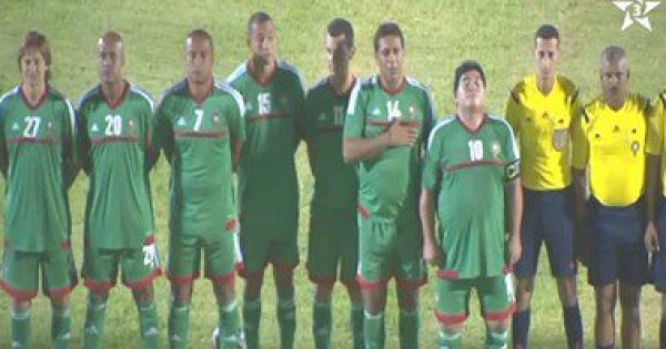 مارادونا يسقط أرضاً بسبب وزنه وينحنى احتراماً للمغاربة