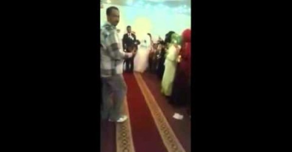 رجل يتزوج فتاتين ويقيم لهما حفل زفاف واحد