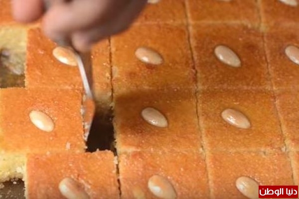 بالفيديو البسبوسة باللوز من مطبخ الفلسطينية منال العالم