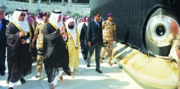 ردة فعل زوار الحرم عند فتح باب الكعبة المشرفة لغسلها