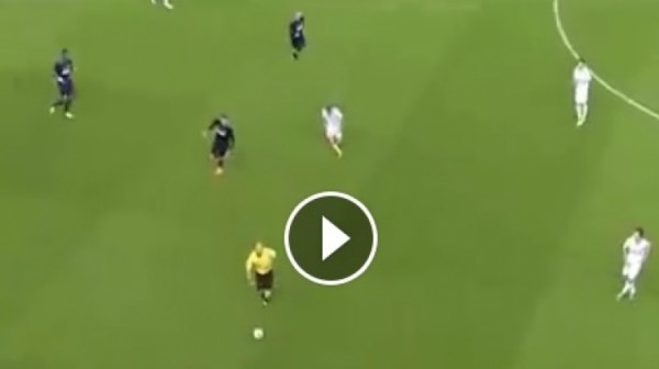 شاهد حكم مباراة يراوغ اللاعبون ويعتدي على لاعب
