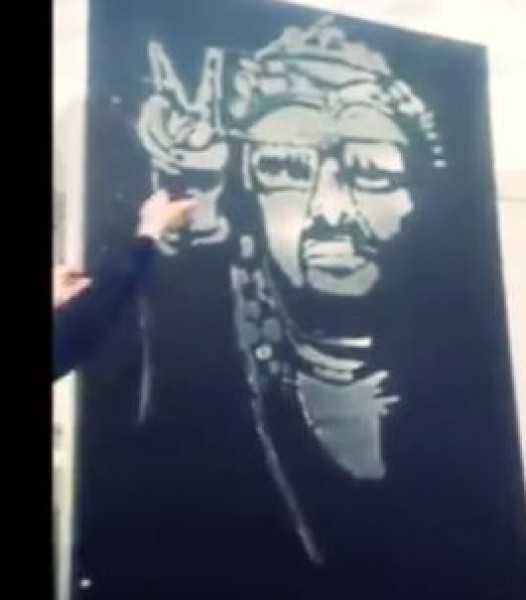 رسم بالصمغ والرمل للراحل أبو عمار