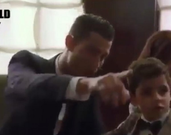 نجل كريستيانو رونالدو يترك والده.. لمعانقة منافسه ليونيل ميسي
