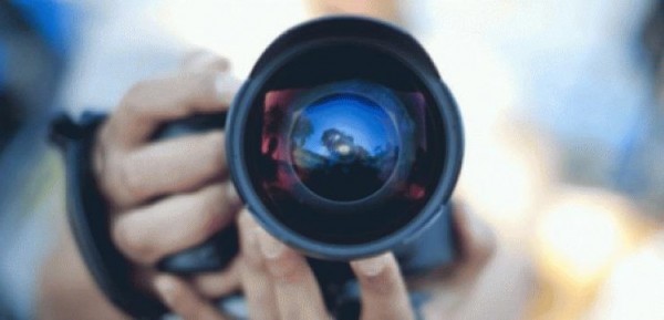 سيدة تبيع صور بناتها عاريات للحصول على الطعام!