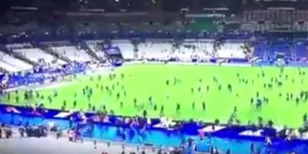 جماهير مباراة فرنسا والمانيا يفرون الى أرض الملعب مع سماع دوى انفجارات باريس