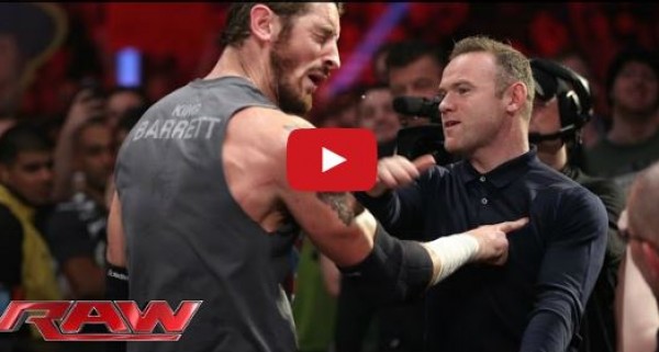 شاهد نجم مانشستر يونايتد يصفع نجم الـWWE