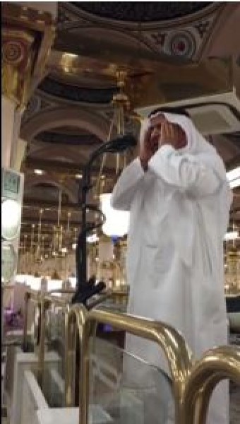 مؤذن يسجد لله شاكراً بعد أول أذان له بالمسجد النبوي
