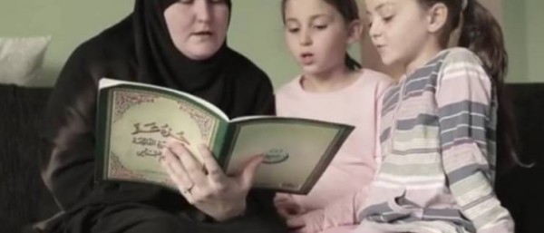 بالفيديو|شابة سويدية تتعرض للضرب بسبب الحجاب و إعلان إسلامها!!