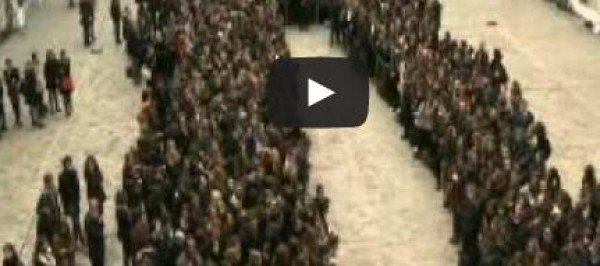 هولاند يشارك في وقفة حدادًا على ضحايا هجمات باريس ..فيديو