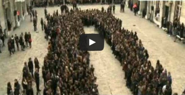 هولاند يشارك في وقفة حدادًا على ضحايا هجمات باريس