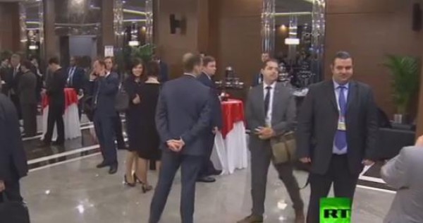 شاهد.. متطفل ثقيل الظل في لقاء بوتين وأوباما (فيديو)