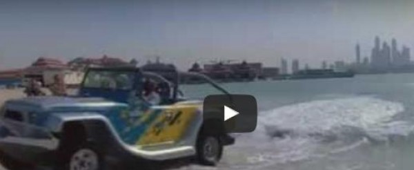 سيارتان برمائيتان تقطعان مياه خور دبي أثناء المسابقة (فيديو)