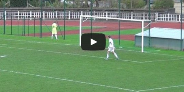 لاعب يترك الملعب لكي يتبول