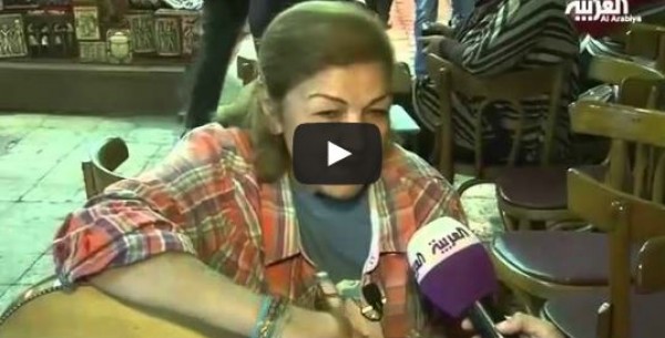 مسنة مصرية تغني لطلال مداح ومحمد عبده