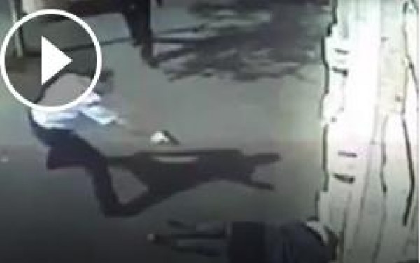 فيديو: لحظة إعدام جنود الاحتلال لفتاة من مخيم قلنديا وإطلاق النار على الأخرى بعد محاولتهما تنفيذ عملية طعن بالقدس
