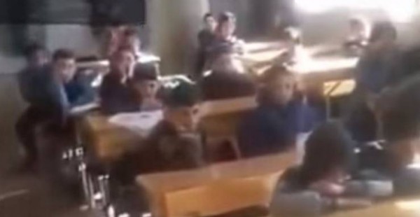 فيديو| سقوط برميل متفجر قرب مدرسة سورية !