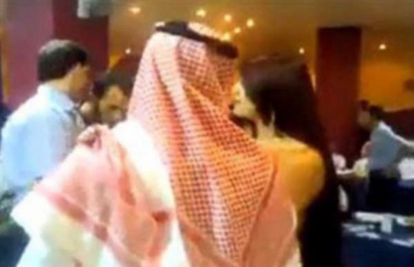 سعودي يدعي المرض ليصرف مال زوجته على راقصة بالقاهرة