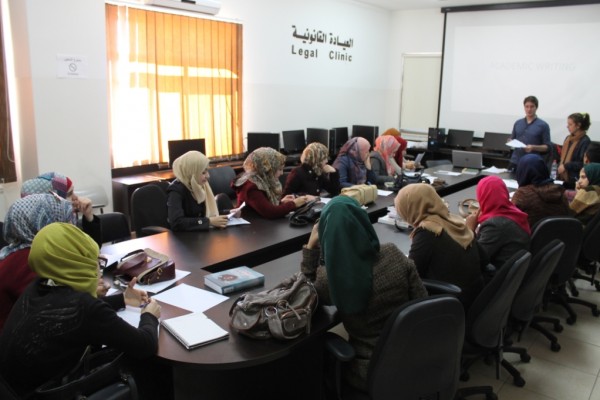وحدة الخريجين تنظم ورشة عمل حول" الكتابة الأكاديمية باللغة الانجليزية  "