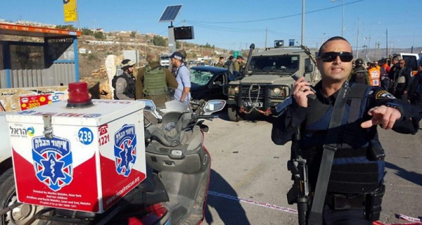 بالصور والفيديو..7 اصابات بينها "ضابط كبير" في عملية دهس لجنود اسرائيليين على مفرق بيت أمر بالخليل