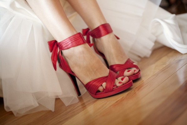 هل تجرأين على انتعال حذاء أحمر يوم زفافك؟