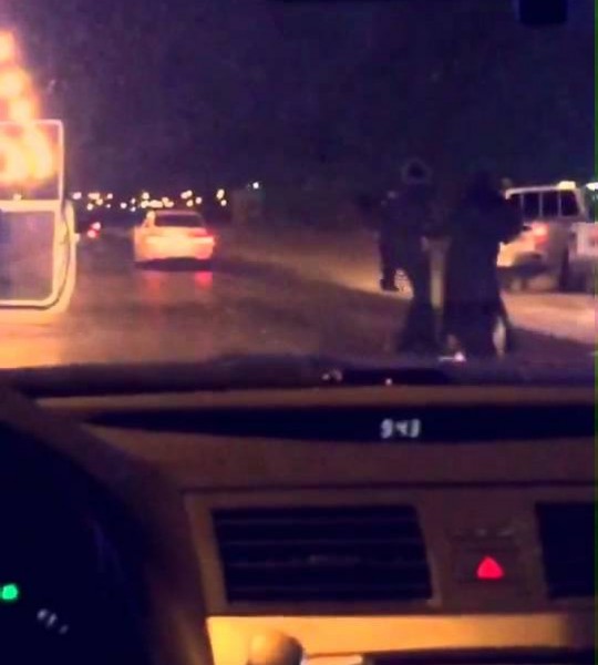 فيديو: فتاة ترمي نفسها من سيارة خاطفها أمام نقطة تفتيش بالرياض
