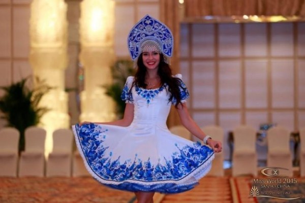 صور: حسناء روسية تسحر الصينيين بفستانها الجذاب