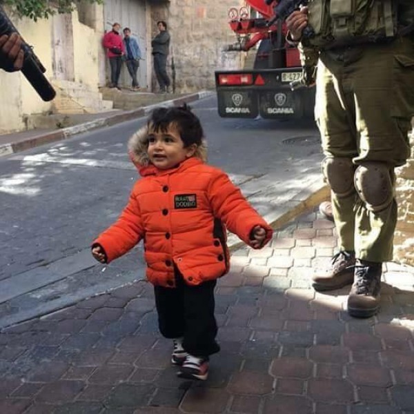 صور..طفلة فلسطينية في الخليل تثير اهتمام الفيسبوك:"البراءة تتصدى للبندقية"