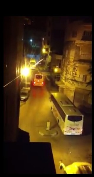 فيديو:قوات الاحتلال تستولي على كافة حافلات شركة لنقل الركاب في نابلس بدعوى استئجارها من قبل حماس لـ"نقل المتظاهرين"!