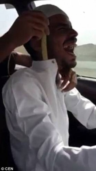 شاب يضع أفعى داخل ملابس صديفه وهو يقود السيارة