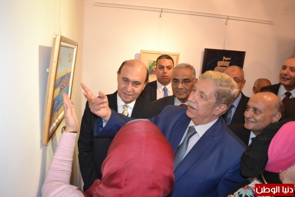 محافظ الاسماعيلية والفريق مهاب مميش رئيس هيئة قناة السويس يفتتح المعرض الفني