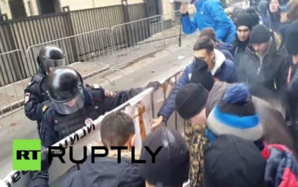 شاهد.. محتجون روس يحرقون علم تركيا أمام سفارة أنقرة