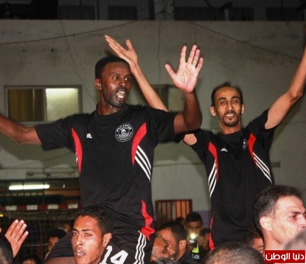 لاعبا الصلاح أبو خاطر والمشارفة يحرفان بوصلة كرة اليد باتجاه فريقهما