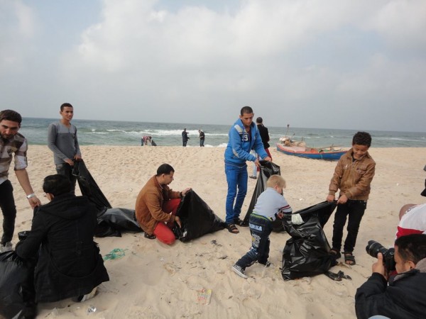 صور وفيديو:طفل مصاب بإعاقة يقوم بمبادرة لجمع النفايات عن شاطئ خان يونس