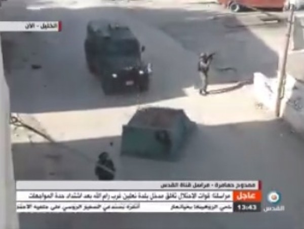 فيديو: قوات الاحتلال تسحب حاويات النفايات من شوارع مخيم العروب لمنع الشبان من الاحتماء بها خلال المواجهات