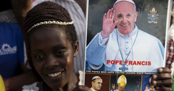 البابا يصل أوغندا ويحذر الشباب من الرذيلة والمخدرات