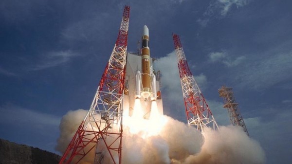اليابان تطلق أول صاروخ تجاري يحمل قمراً صناعياً للاتصال الفضائي
