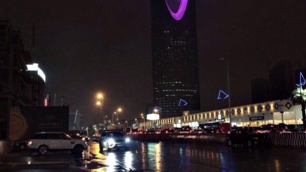 المطر يجعل سكان العاصمة يرددون : "آه ما أرق الرياض"