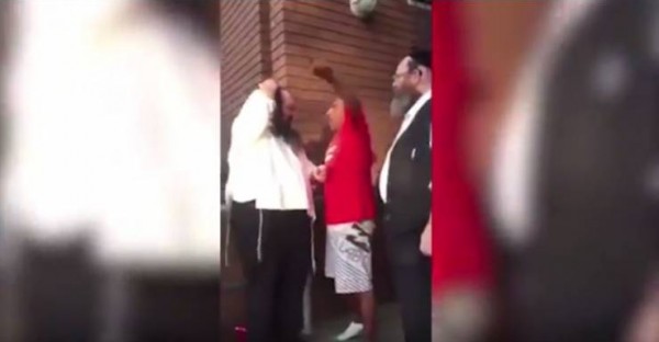 رجل يضرب يهودي أمام كنيسة في أستراليا