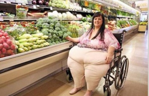 زوج شجع زوجته حتى وصل وزنها 215 كيلوغراماً .. والسبب "غير معقول"!