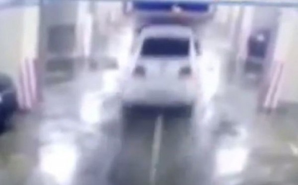 فيديو.. سيارة تسقط من الطابق الثامن في ضواحي موسكو