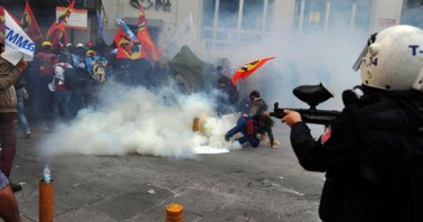الشرطة التركية تستخدم الغاز المسيل للدموع لتفريق مسيرة فى اسطنبول