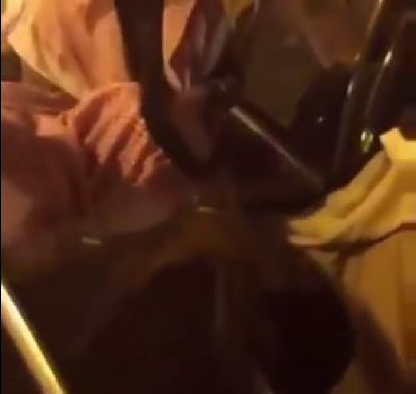 فيديو نادر...خادم الحرمين ينحنى ليقبل يد شقيقه الأكبر
