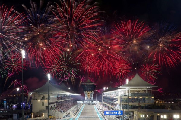 روزبيرغ يتألق ويتوج بلقب سباق جائزة الاتحاد للطيران الكبرى للفورمولا1 لعام 2015 في ختام حماسي