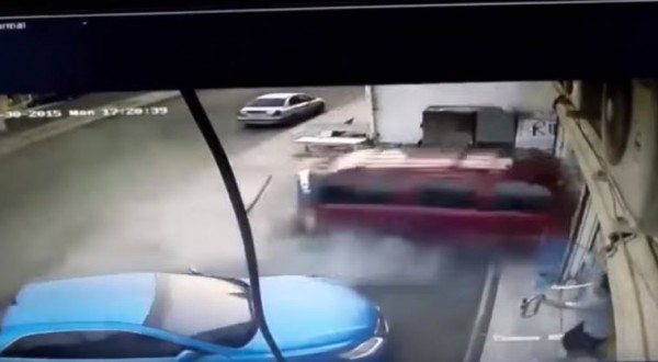 سيارة تقتحم محل حلاقة بمكة وتقتل اثنين