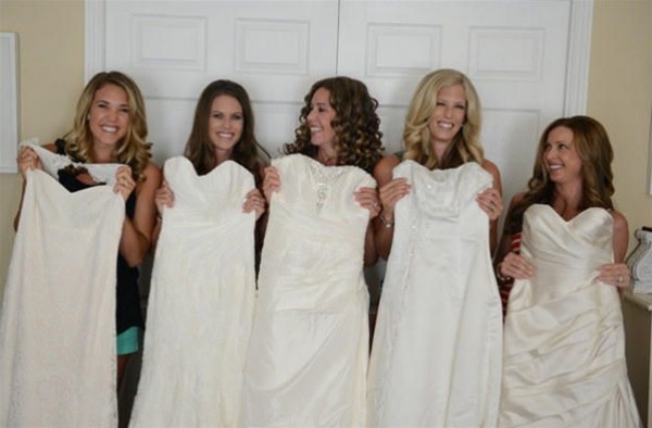بالصور.. 5 شقيقات يرتدين فستان الزفاف في يوم واحد والسبب!