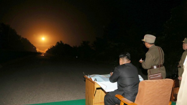 زعيم كوريا الشمالية يرصد شخصيا عملية إطلاق فاشلة لصاروخ باليستي